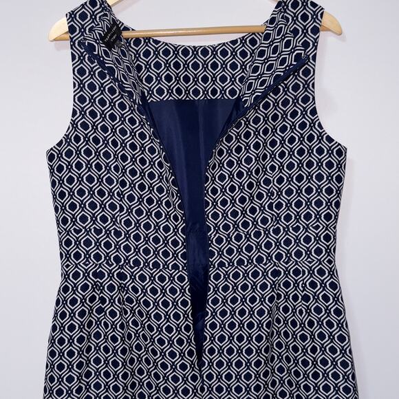 Tahari short sleeve Blue and White Geometric Print Dress women Size 12 - Picture 4 of 7